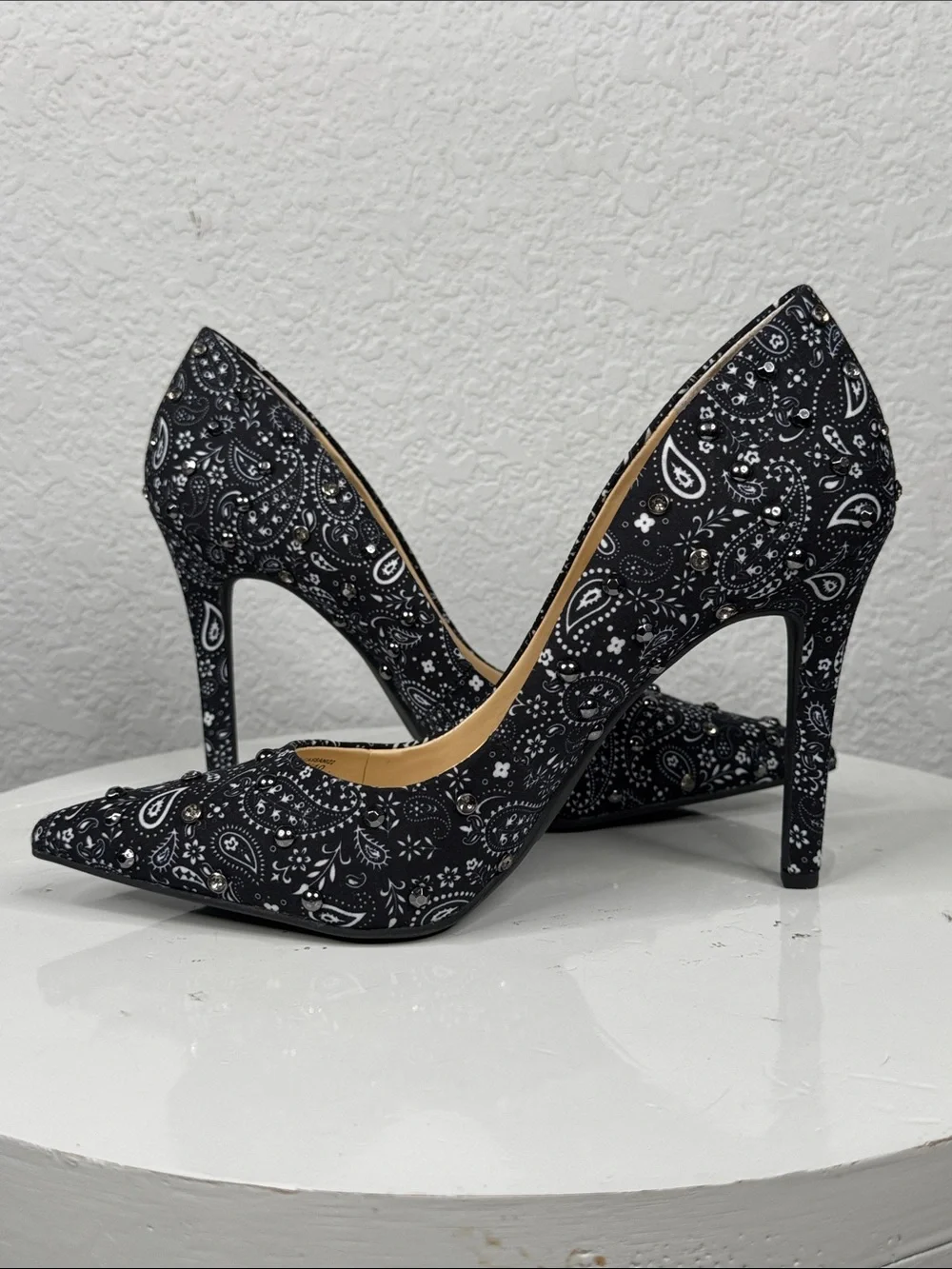 JESSICA SIMPSON CASSANI BANDANA PRINT STUDDED POINTED TOE STILETTO HEELS NIB 9